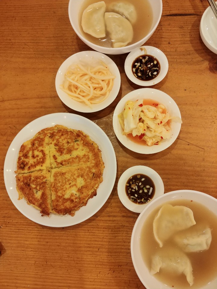 뉴만두집 매장 방문 후 남겨주신 고객 리뷰 사진입니다.