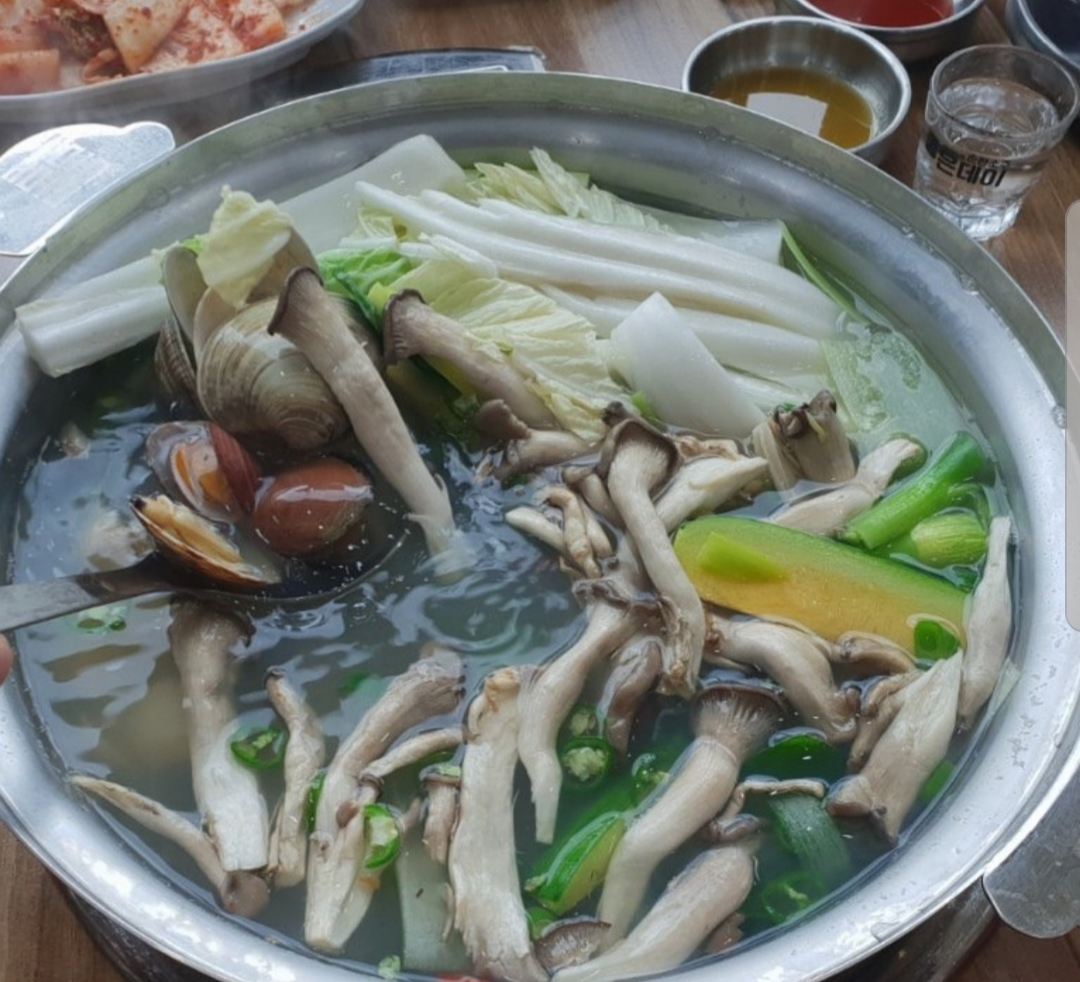유부장 모듬 조개 칼국수 매장 방문 후 남겨주신 고객 리뷰 사진입니다.