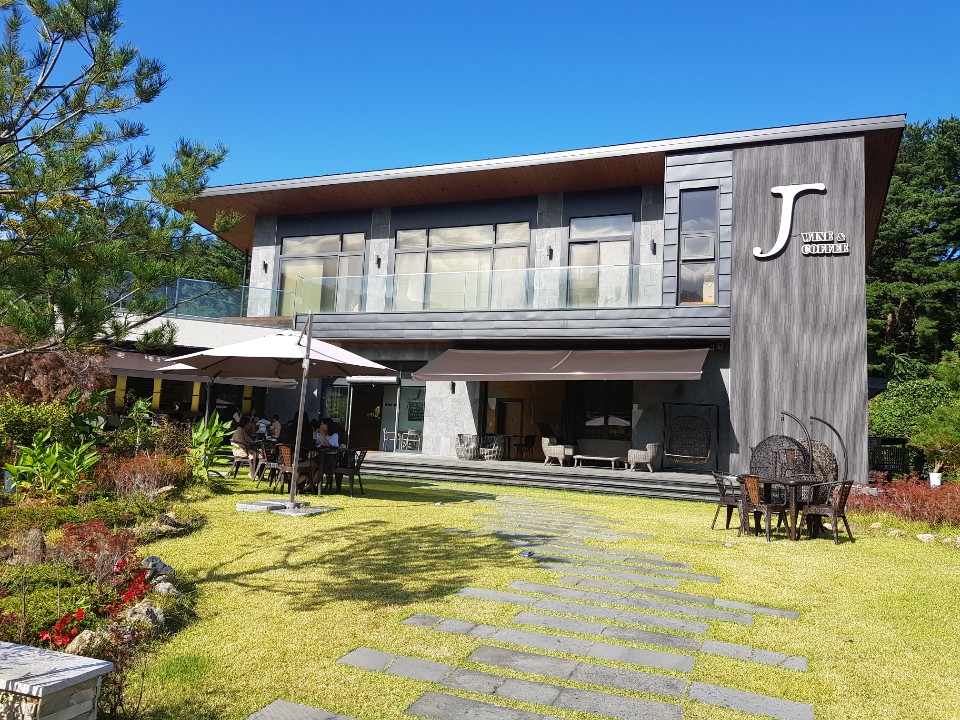 J카페 매장 방문 후 남겨주신 고객 리뷰 사진입니다.