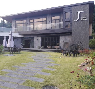 J카페 매장 방문 후 남겨주신 고객 리뷰 사진입니다.