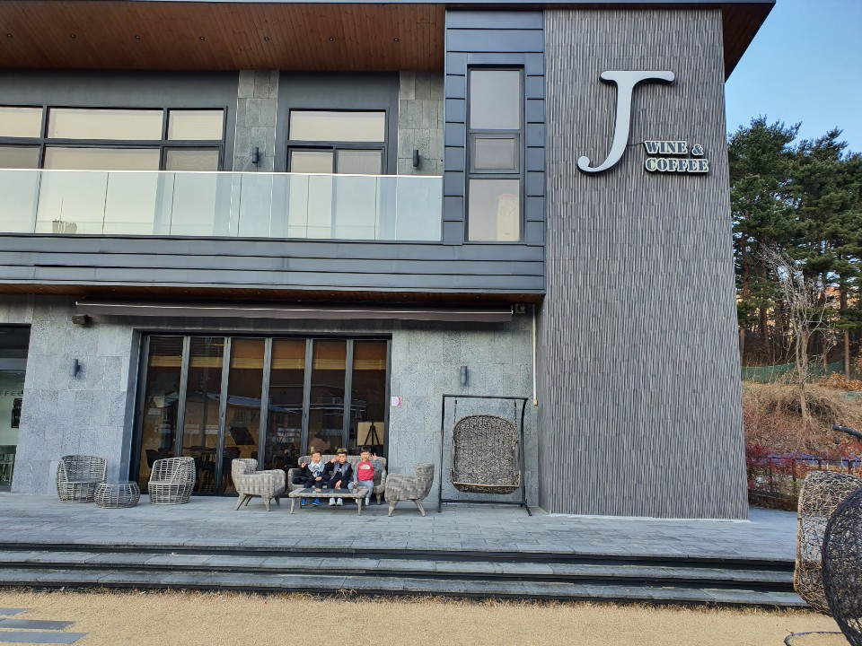 J카페 매장 방문 후 남겨주신 고객 리뷰 사진입니다.