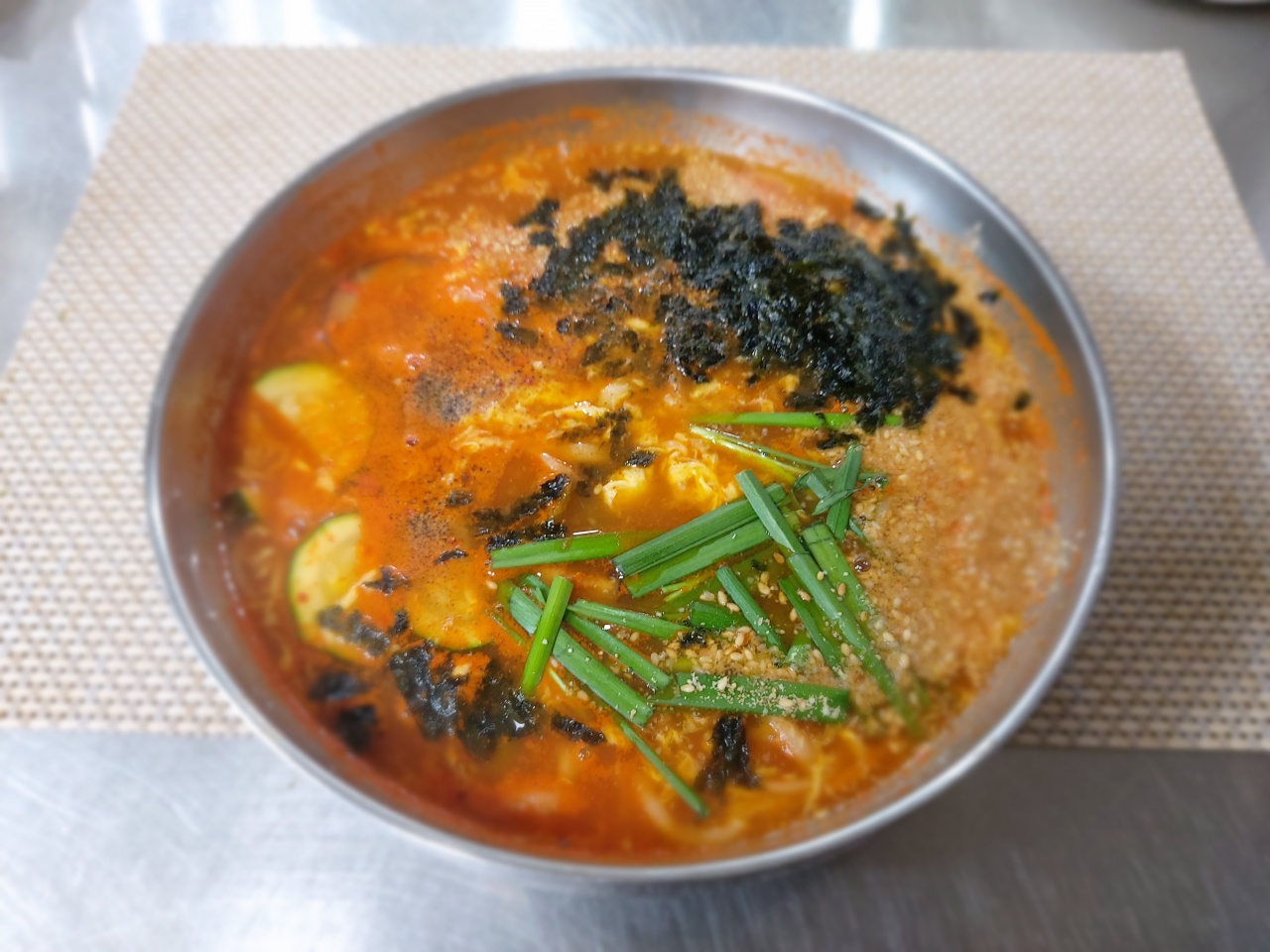 홍밀면옥 매장 방문 후 남겨주신 고객 리뷰 사진입니다.