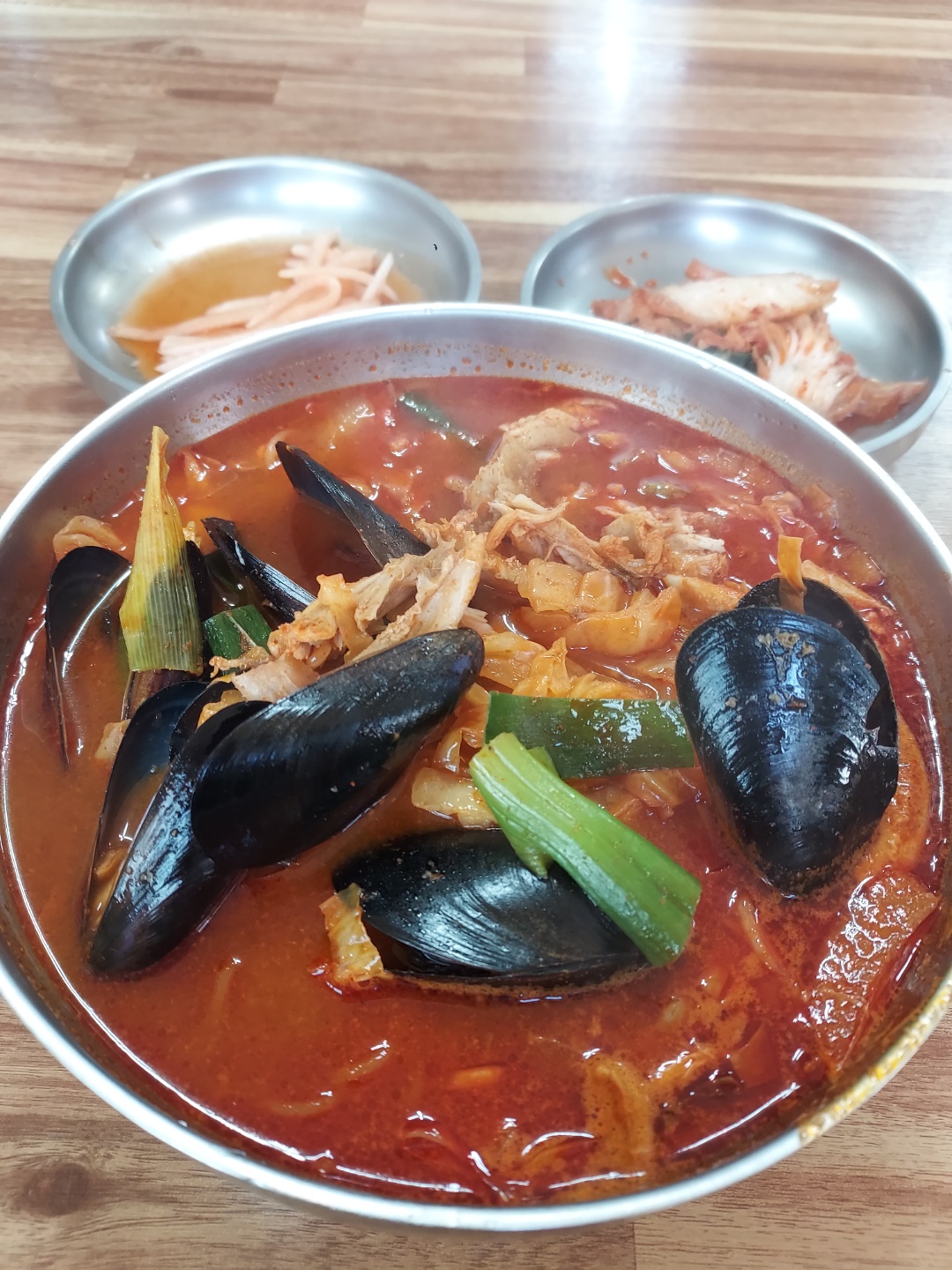 국수닭 매장 방문 후 남겨주신 고객 리뷰 사진입니다.