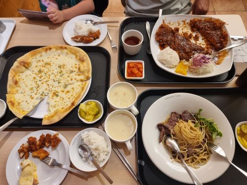 돈까스클럽 매장 방문 후 남겨주신 고객 리뷰 사진입니다.