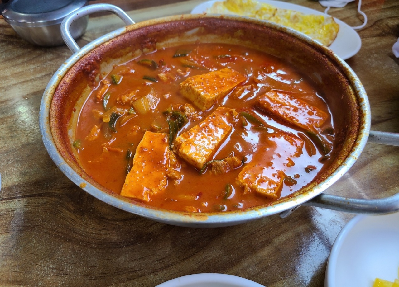 엄마네돼지찌개 매장 방문 후 남겨주신 고객 리뷰 사진입니다.
