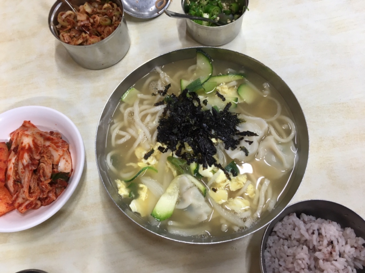 현대칼국수 매장 방문 후 남겨주신 고객 리뷰 사진입니다.