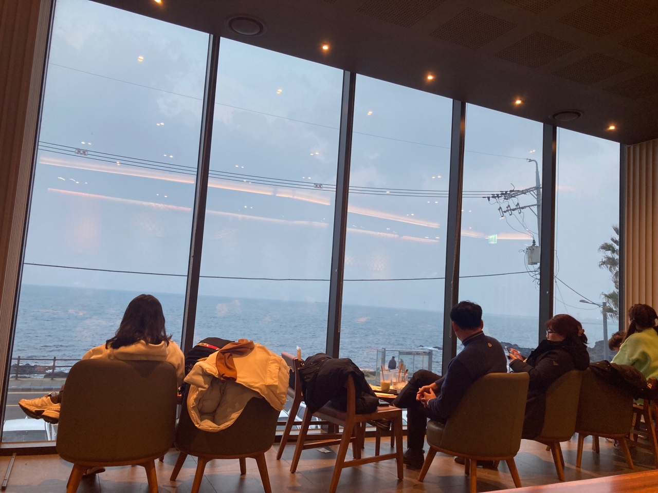 스타벅스 제주서해안로DT점 매장 방문 후 남겨주신 고객 리뷰 사진입니다.