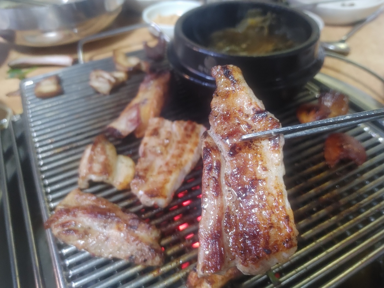 돈뼈락연탄갈비  매장 방문 후 남겨주신 고객 리뷰 사진입니다.