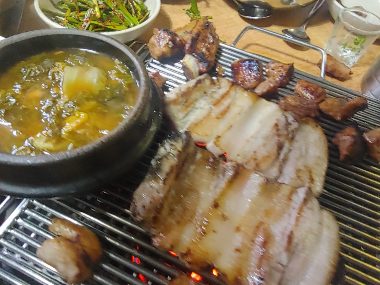 돈뼈락연탄갈비  매장 방문 후 남겨주신 고객 리뷰 사진입니다.