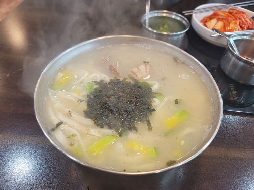 대머리칼국수 매장 방문 후 남겨주신 고객 리뷰 사진입니다.
