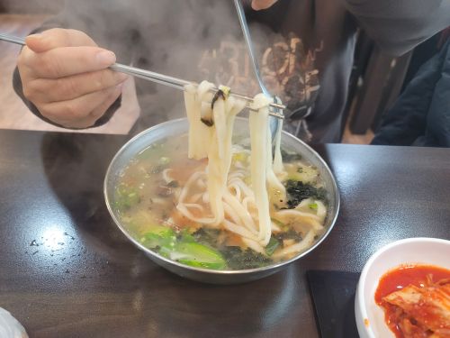 대머리칼국수 매장 방문 후 남겨주신 고객 리뷰 사진입니다.