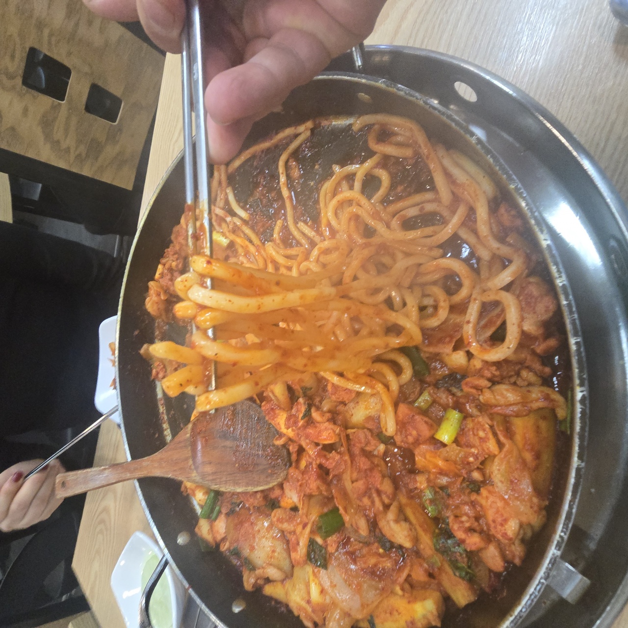 유정춘천닭갈비막국수 다산본점 매장 방문 후 남겨주신 고객 리뷰 사진입니다.