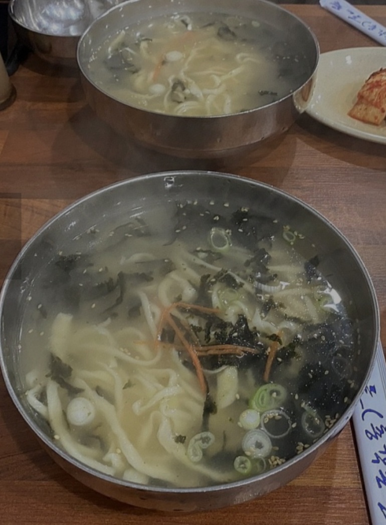 총각 손칼국수 매장 방문 후 남겨주신 고객 리뷰 사진입니다.