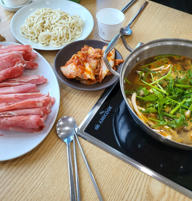 얼크니손칼국수 매장 방문 후 남겨주신 고객 리뷰 사진입니다.
