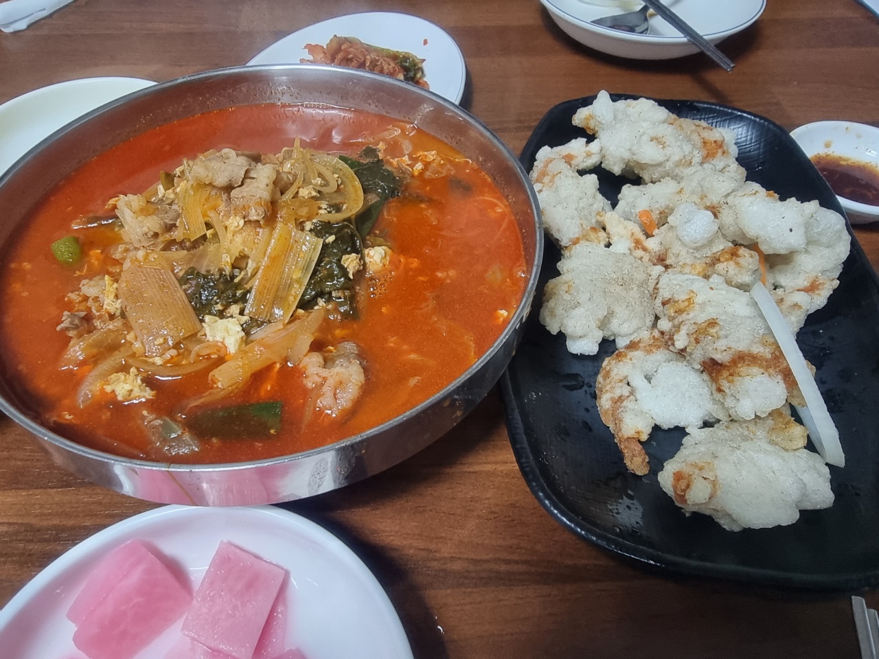 왕언니육칼밥 매장 방문 후 남겨주신 고객 리뷰 사진입니다.