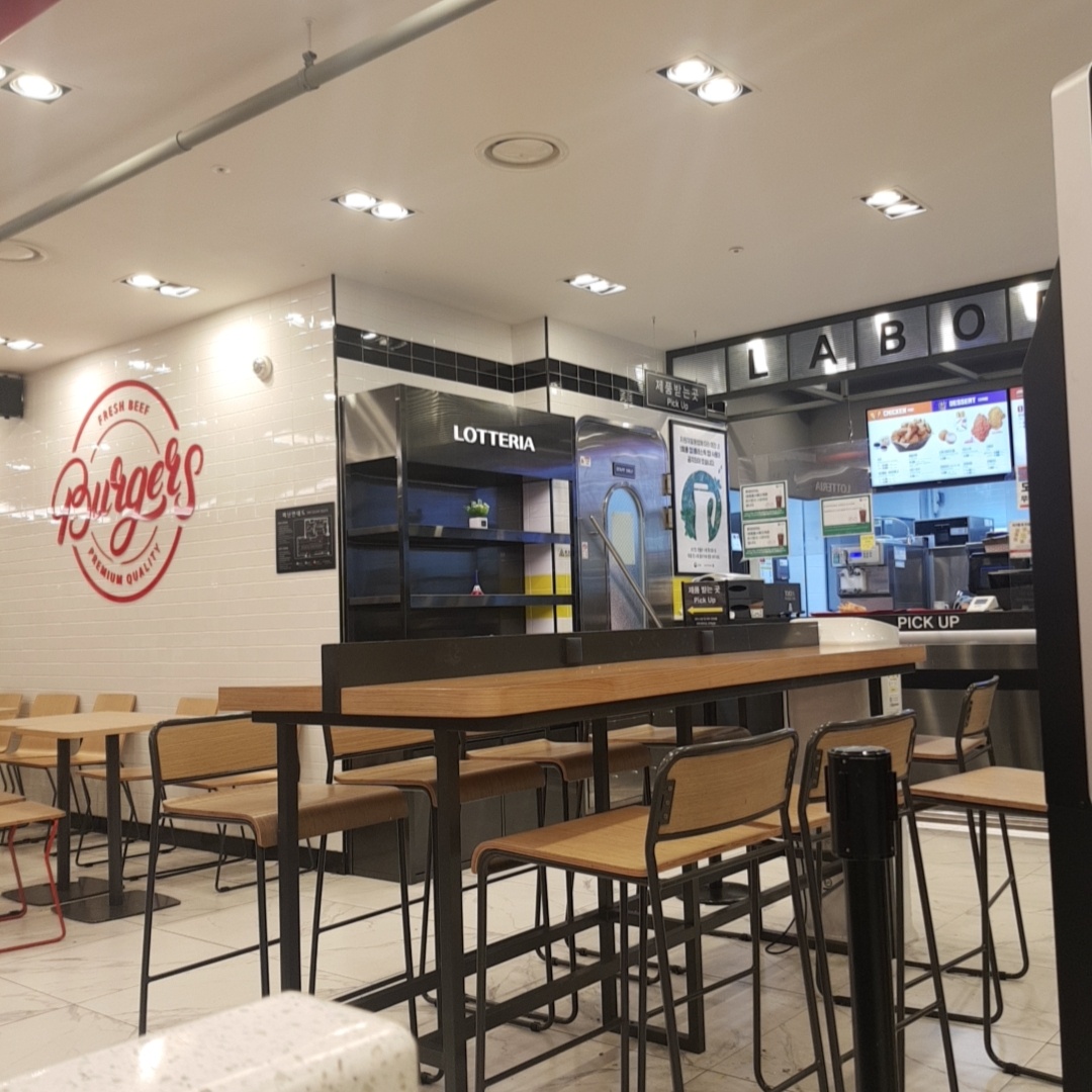 롯데리아 인천공항1층점 매장 방문 후 남겨주신 고객 리뷰 사진입니다.