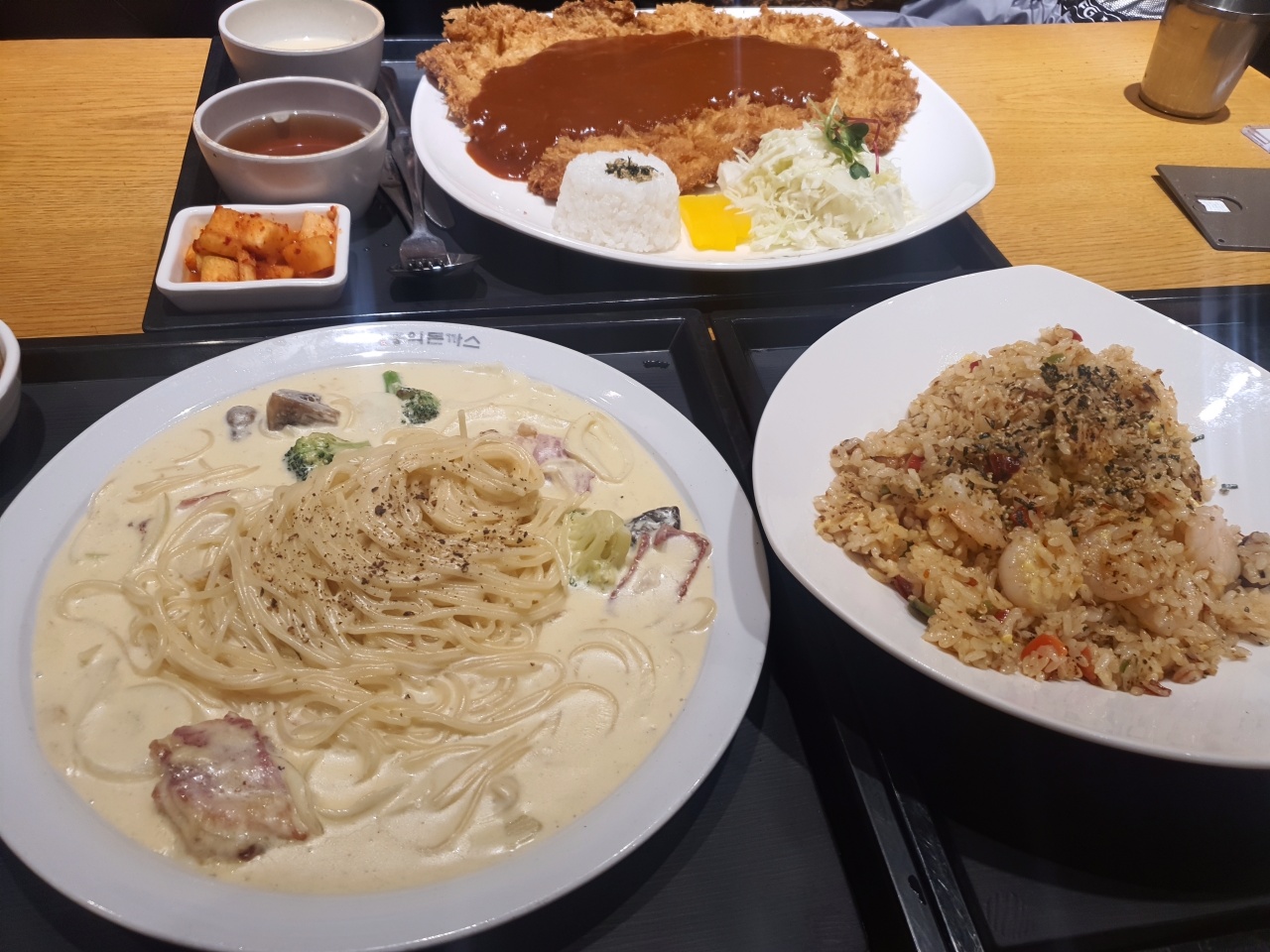 홍익돈까스 매장 방문 후 남겨주신 고객 리뷰 사진입니다.