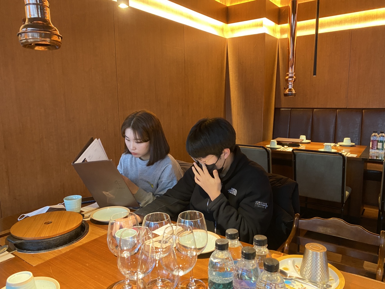 우테이블 매장 방문 후 남겨주신 고객 리뷰 사진입니다.