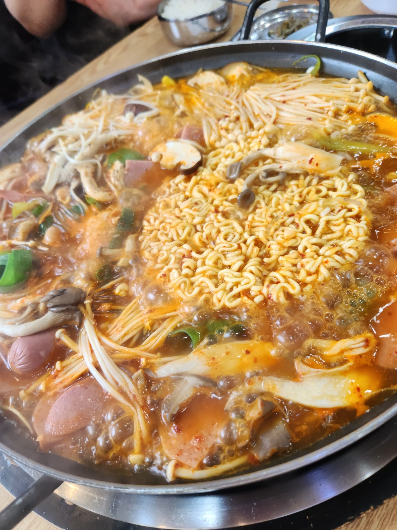 신가네부대찌개 매장 방문 후 남겨주신 고객 리뷰 사진입니다.