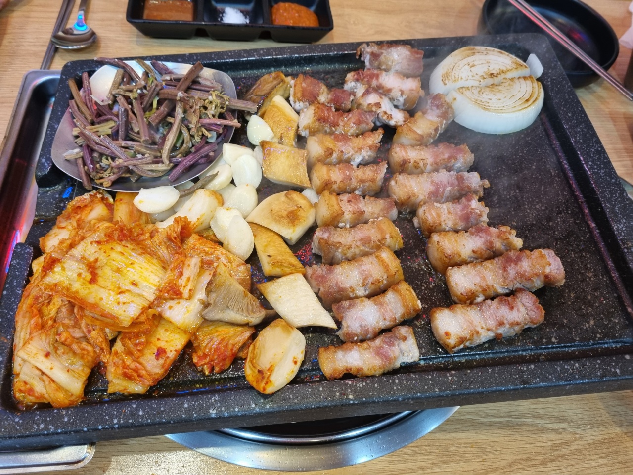 완백부대찌개 고사리꽃삼겹 종로르메이에르점 매장 방문 후 남겨주신 고객 리뷰 사진입니다.