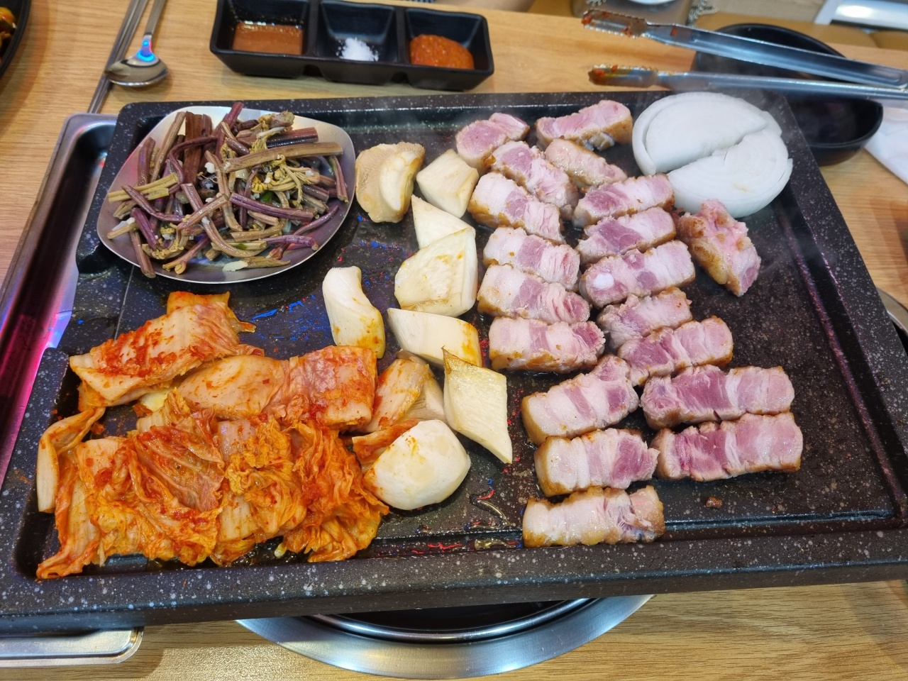 완백부대찌개 고사리꽃삼겹 종로르메이에르점 매장 방문 후 남겨주신 고객 리뷰 사진입니다.
