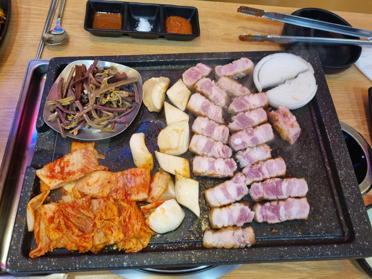 완백부대찌개 고사리꽃삼겹 종로르메이에르점 매장 방문 후 남겨주신 고객 리뷰 사진입니다.