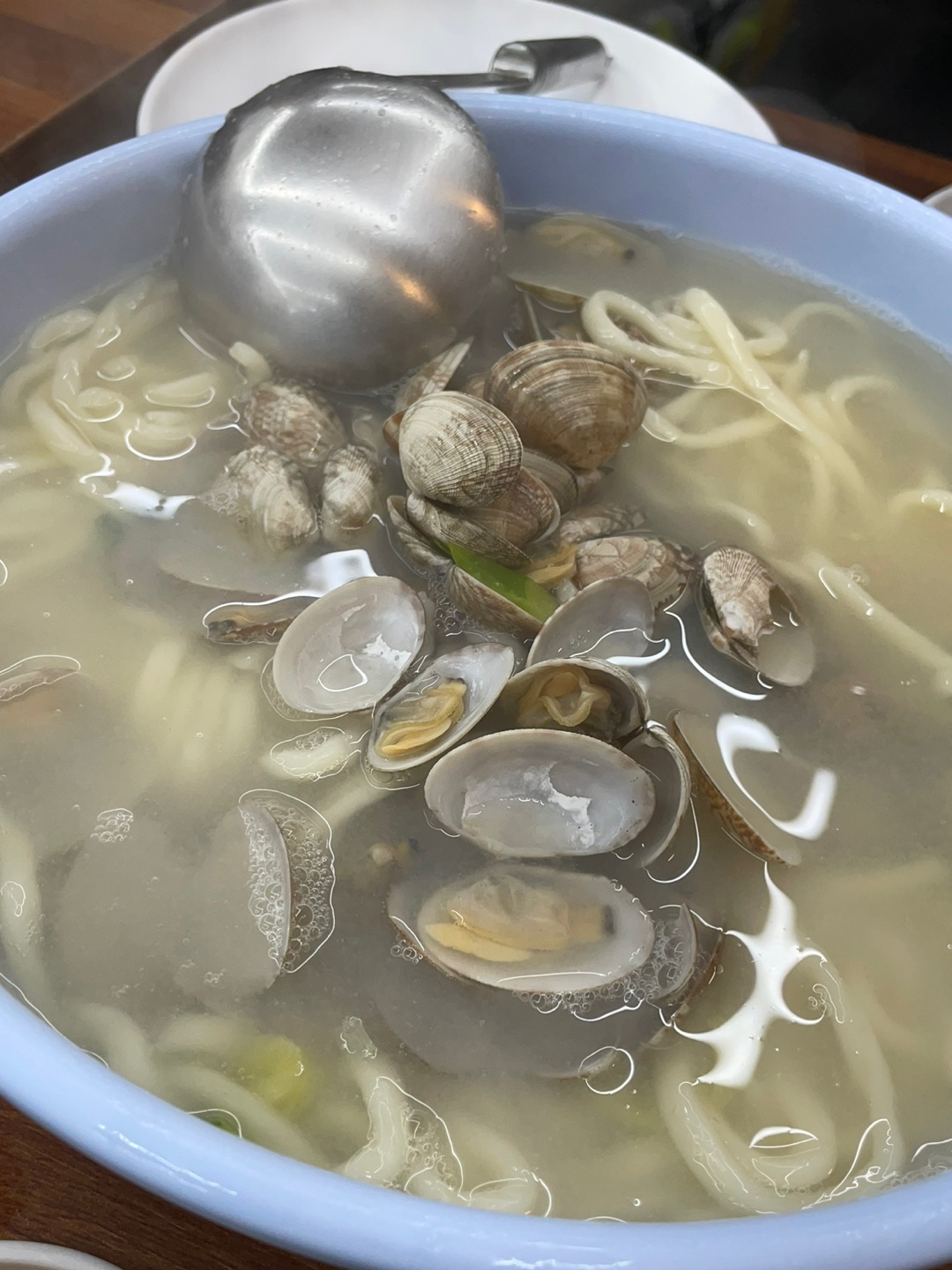 이가 바지락 손칼국수 매장 방문 후 남겨주신 고객 리뷰 사진입니다.