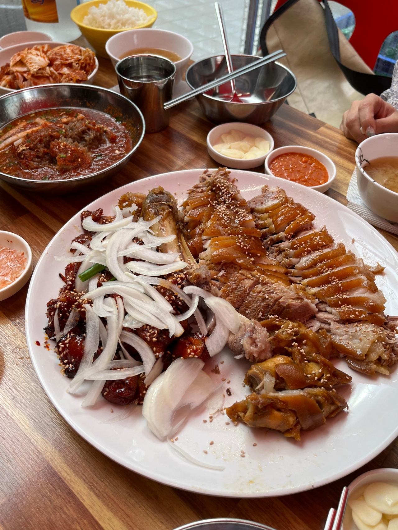 허브족발 매장 방문 후 남겨주신 고객 리뷰 사진입니다.