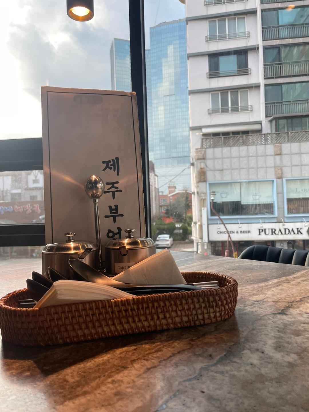제주부엌 고기국수 제주공항점 매장 방문 후 남겨주신 고객 리뷰 사진입니다.